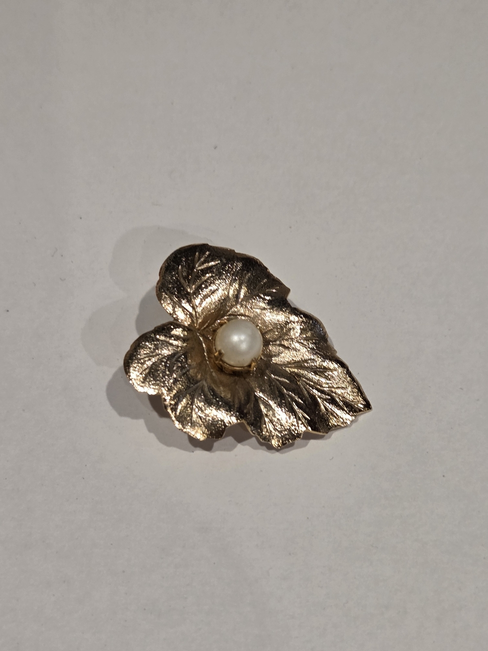 Sarah Coventry Gold Tone Leaf With Pearl Accent Brooch